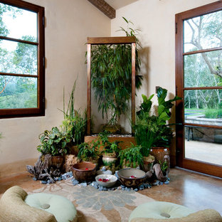 Idee per uno studio yoga bohémian con pareti beige