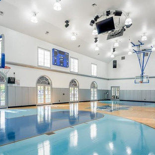 Ispirazione per un ampio campo sportivo coperto chic con pareti bianche, parquet chiaro e pavimento blu