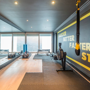 Ispirazione per una grande palestra multiuso contemporanea con pareti multicolore, parquet chiaro e pavimento marrone