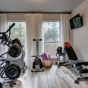 Idee per una palestra multiuso chic di medie dimensioni con pareti grigie, pavimento in legno massello medio e pavimento grigio