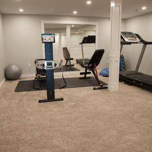 Immagine di una grande palestra in casa country con pareti grigie, moquette e pavimento beige