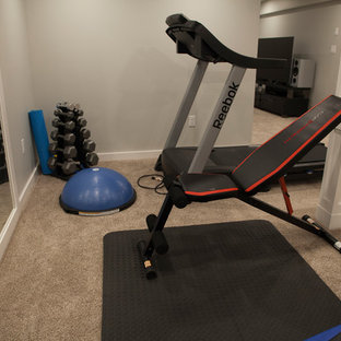 Ispirazione per una grande palestra in casa country con pareti grigie, moquette e pavimento beige