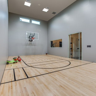 Foto di un campo sportivo coperto chic di medie dimensioni con pareti grigie, parquet chiaro e pavimento beige
