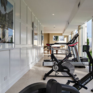 Multifunktionaler, Großer Klassischer Fitnessraum mit weißer Wandfarbe, Kalkstein und gelbem Boden in Gold Coast - Tweed