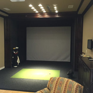 Cette photo montre une grand salle de sport chic avec un mur beige et moquette.