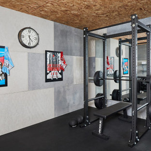 Immagine di una sala pesi country di medie dimensioni con pareti grigie