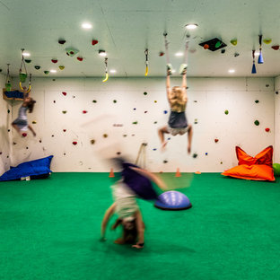 チャールストンの広いコンテンポラリースタイルのおしゃれなクライミングウォール (白い壁、カーペット敷き) の写真