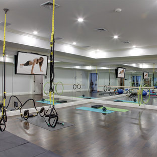 Ispirazione per una grande palestra multiuso chic con parquet scuro e pavimento marrone