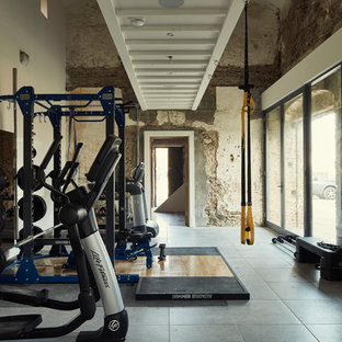 Foto di una palestra multiuso industriale con pareti multicolore e pavimento grigio