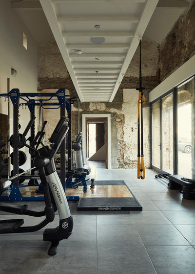 Industrial Home Gym by dhbArchitects ltd.