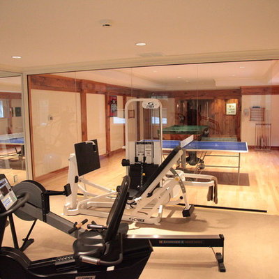 Example of a trendy home gym design in New York