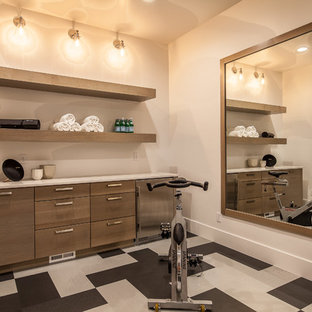 Foto di una palestra multiuso industriale di medie dimensioni con pareti beige, pavimento con piastrelle in ceramica e pavimento multicolore