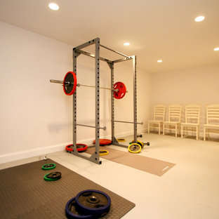 Esempio di una palestra in casa classica di medie dimensioni con pareti bianche e pavimento in laminato