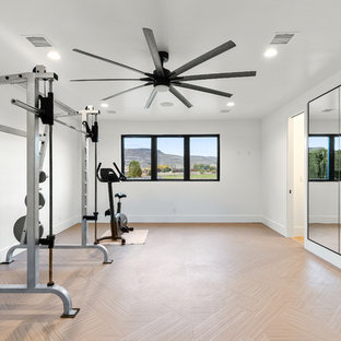 Multifunktionaler, Geräumiger Moderner Fitnessraum mit weißer Wandfarbe, hellem Holzboden und beigem Boden in Salt Lake City