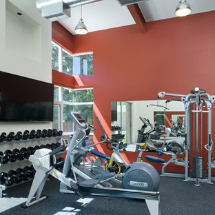 Idee per una palestra multiuso design con pareti rosse e pavimento grigio