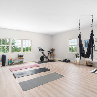 Esempio di una palestra in casa chic con pareti grigie e parquet chiaro