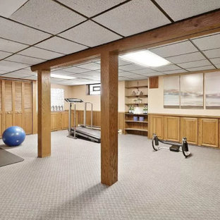 Idee per una grande palestra multiuso design con pareti multicolore, moquette e pavimento grigio