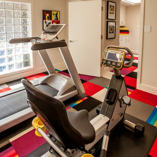 Kleiner Moderner Fitnessraum mit beiger Wandfarbe, Teppichboden und buntem Boden in Dallas