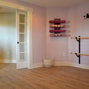 Ispirazione per uno studio yoga country di medie dimensioni con pareti viola e pavimento in legno massello medio