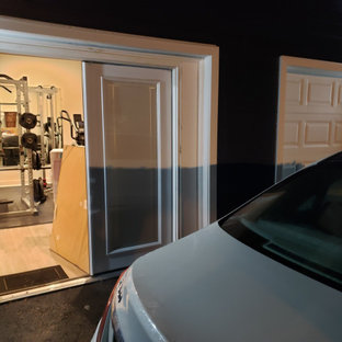 Idee per una grande sala pesi moderna con pareti grigie, pavimento in bambù e pavimento grigio