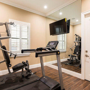 Multifunktionaler, Kleiner Klassischer Fitnessraum mit beiger Wandfarbe, Porzellan-Bodenfliesen und braunem Boden in Orlando