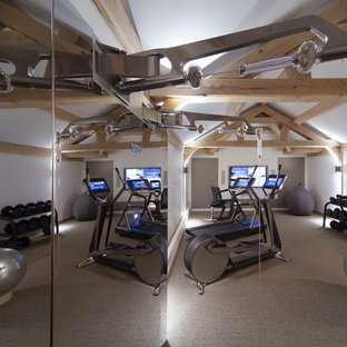 Multifunktionaler, Großer Moderner Fitnessraum mit weißer Wandfarbe in Cheshire