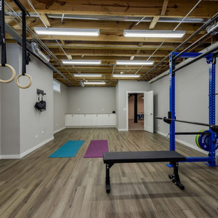 Ispirazione per una palestra multiuso chic di medie dimensioni con pareti grigie, pavimento in laminato e pavimento marrone