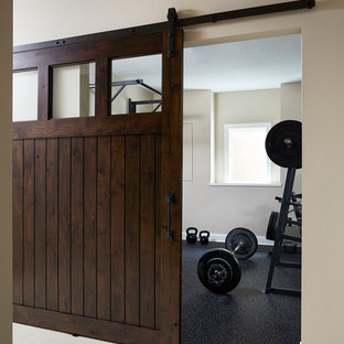 Inspiration pour une grand salle de musculation traditionnelle avec un mur gris.