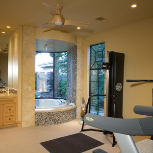 Foto di un'ampia palestra multiuso american style con pareti beige, moquette, pavimento beige e soffitto a volta