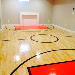 Foto di un campo sportivo coperto classico di medie dimensioni con pareti beige e parquet chiaro