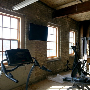 Esempio di una grande palestra multiuso rustica con pareti beige, parquet chiaro e pavimento beige