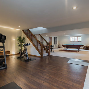 Klassischer Fitnessraum mit weißer Wandfarbe und Bambusparkett in Phoenix