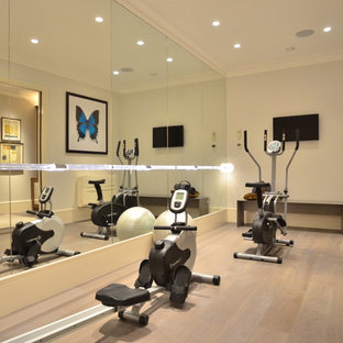 Esempio di una palestra multiuso moderna con pareti grigie e pavimento beige