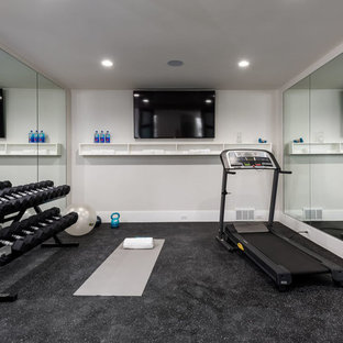 Foto di una palestra multiuso chic di medie dimensioni con pareti grigie, pavimento in sughero e pavimento nero
