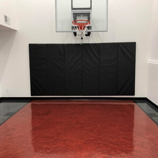 Klassischer Fitnessraum mit Indoor-Sportplatz und Betonboden in Minneapolis