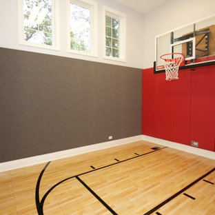 Mittelgroßer Klassischer Fitnessraum mit Indoor-Sportplatz, roter Wandfarbe und hellem Holzboden in Chicago