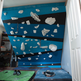 Idee per una piccola parete da arrampicata minimalista con pareti bianche