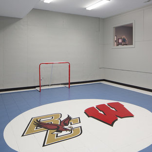 Ispirazione per un grande campo sportivo coperto chic con pareti grigie e pavimento in linoleum