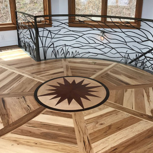 Immagine di uno studio yoga stile rurale di medie dimensioni con pareti bianche, parquet chiaro, pavimento marrone e travi a vista