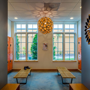 Moderner Fitnessraum mit blauer Wandfarbe und Betonboden in Austin