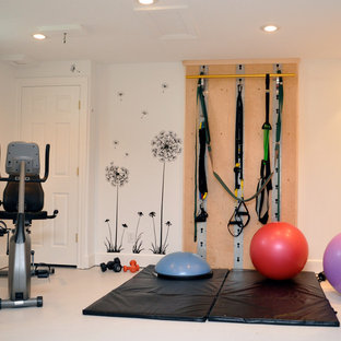Foto di una palestra in casa minimalista