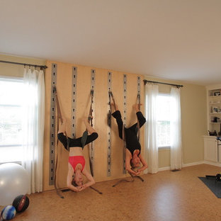 Immagine di una palestra in casa minimalista