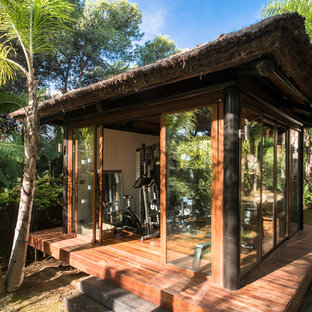 Foto di una piccola palestra multiuso tropicale con pavimento in legno massello medio