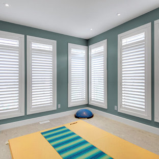 Ispirazione per un piccolo studio yoga moderno con pavimento in linoleum e pareti blu