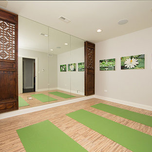 Ispirazione per uno studio yoga di medie dimensioni con pareti grigie, pavimento in bambù e pavimento beige