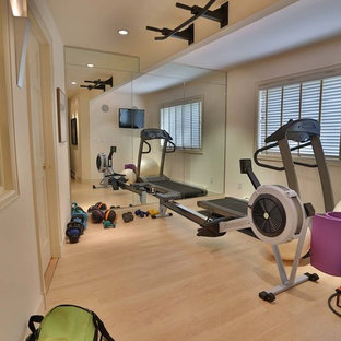 Moderner Fitnessraum mit beiger Wandfarbe und hellem Holzboden in Denver