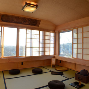 Mittelgroßer Asiatischer Yogaraum mit brauner Wandfarbe in Boston