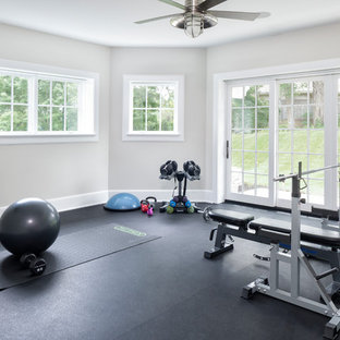 Idee per una palestra in casa stile marinaro con pareti grigie e pavimento nero