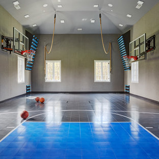 Ispirazione per un ampio campo sportivo coperto minimalista con pareti grigie e pavimento blu