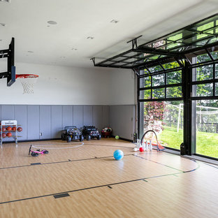 Foto di un campo sportivo coperto contemporaneo con pareti bianche, parquet chiaro e pavimento beige